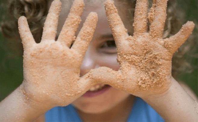 paraziták által okozott fertőzés piszkos kézzel